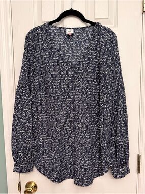 CABI Navy V-Neck Te Amo Love Blouse Top  with White Print #5336 Size Medium